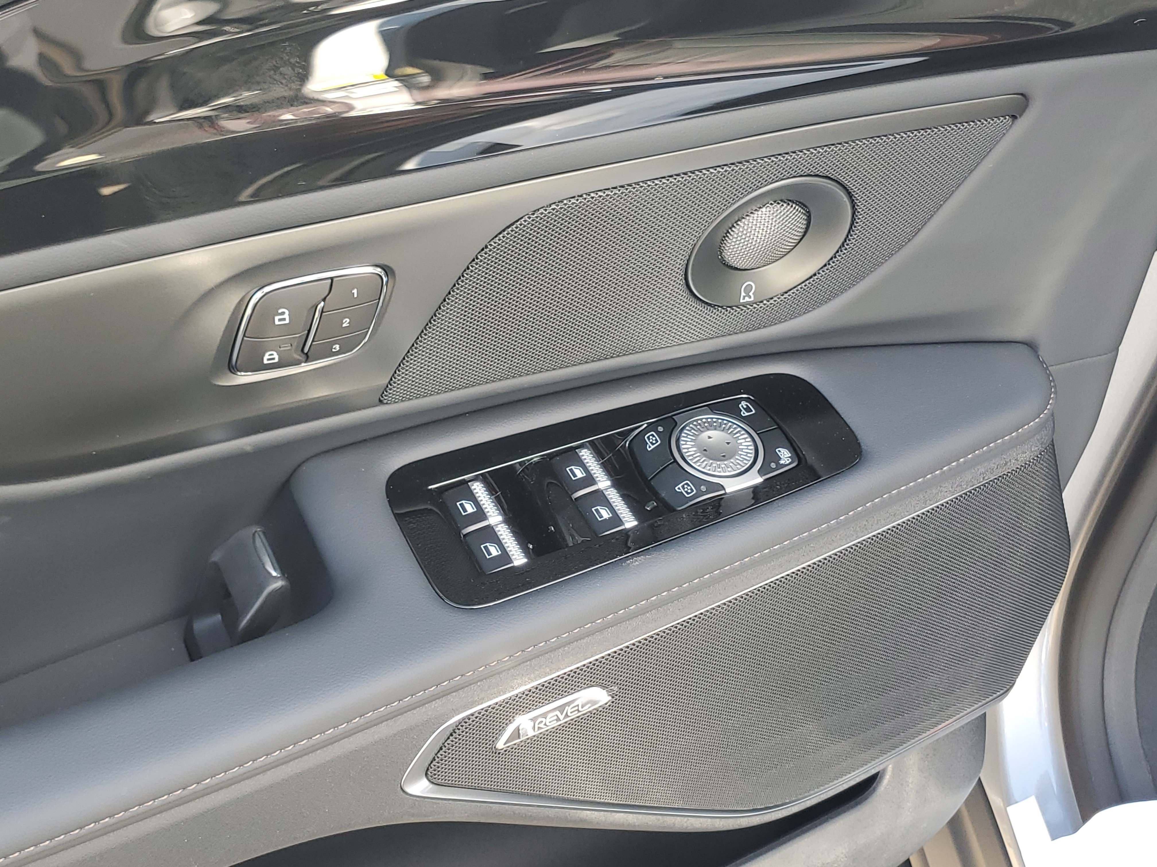 New 2026 Lincoln Nautilus Reserve w/ Jet Appearance Package AWD/4WD image 9