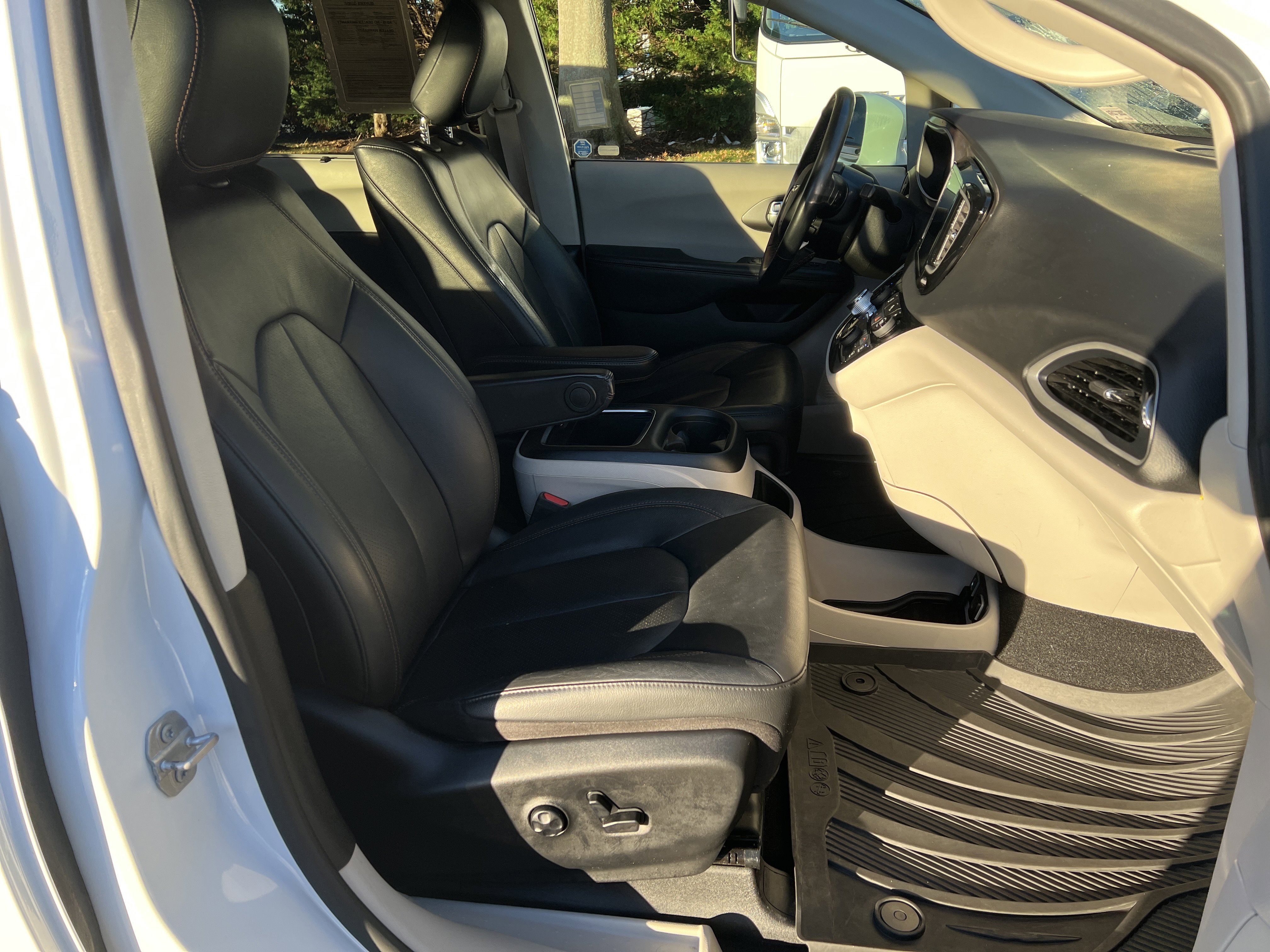 Used 2020 Chrysler Pacifica Touring-L Plus image 34