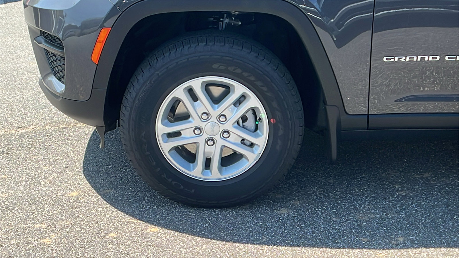 New 2025 Jeep Grand Cherokee Laredo w/ MOPAR Finishing Package image 12