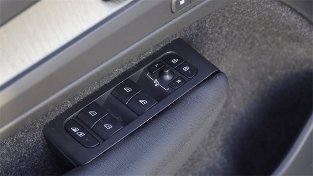 Used 2021 Volvo XC40 T5 Inscription w/ Advanced Package image 22