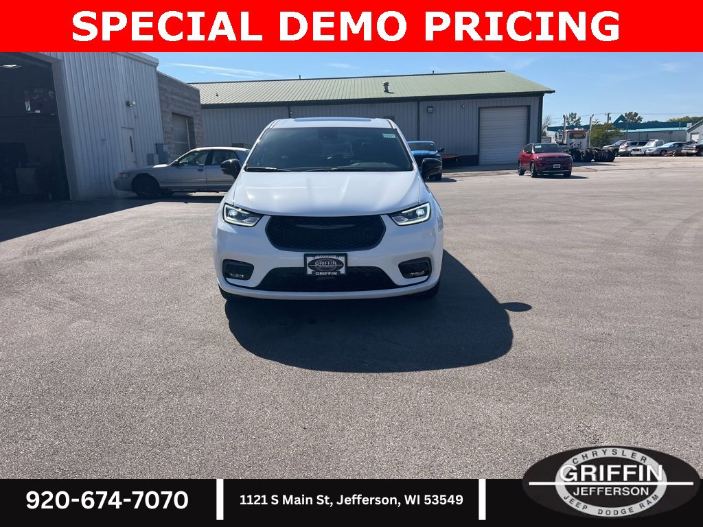 New 2026 Chrysler Pacifica Select image 5