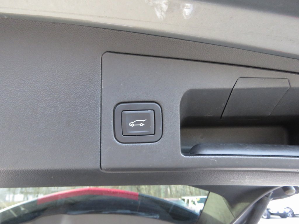 Used 2018 Cadillac XT5 Premium Luxury w/ Driver Assist Package image 19