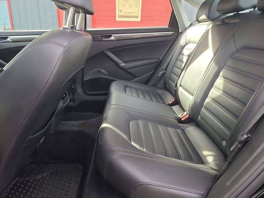 Used 2016 Volkswagen Passat 1.8T SEL Premium image 35