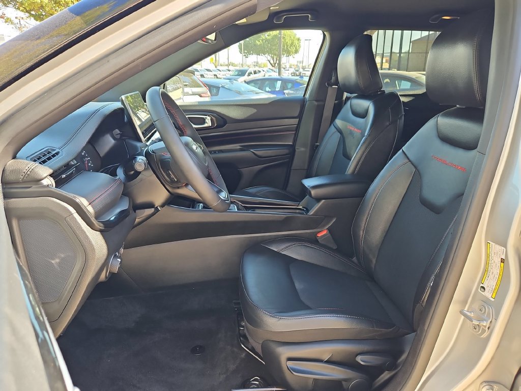 Used 2025 Jeep Compass Trailhawk AWD/4WD image 25