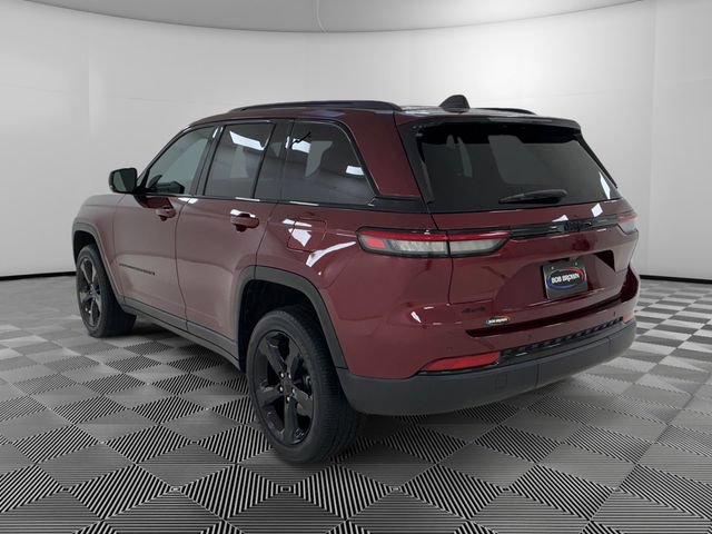 Used 2024 Jeep Grand Cherokee Altitude AWD/4WD image 3