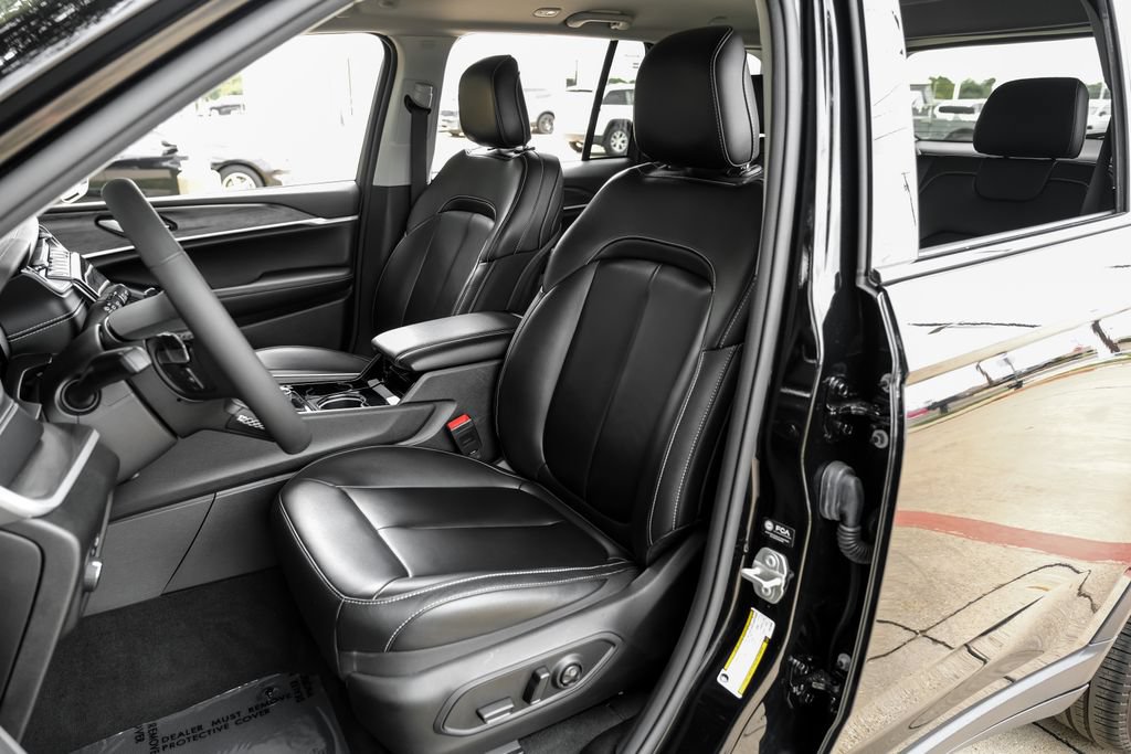 Used 2023 Jeep Grand Cherokee Limited w/ Black Appearance Package AWD/4WD image 8