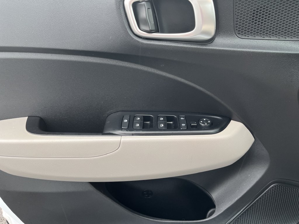 Used 2025 Hyundai Venue SEL FWD image 10