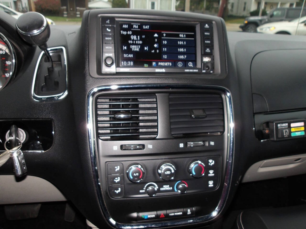 Used 2017 Dodge Grand Caravan SXT w/ Rear Park Assist Package FWD image 15