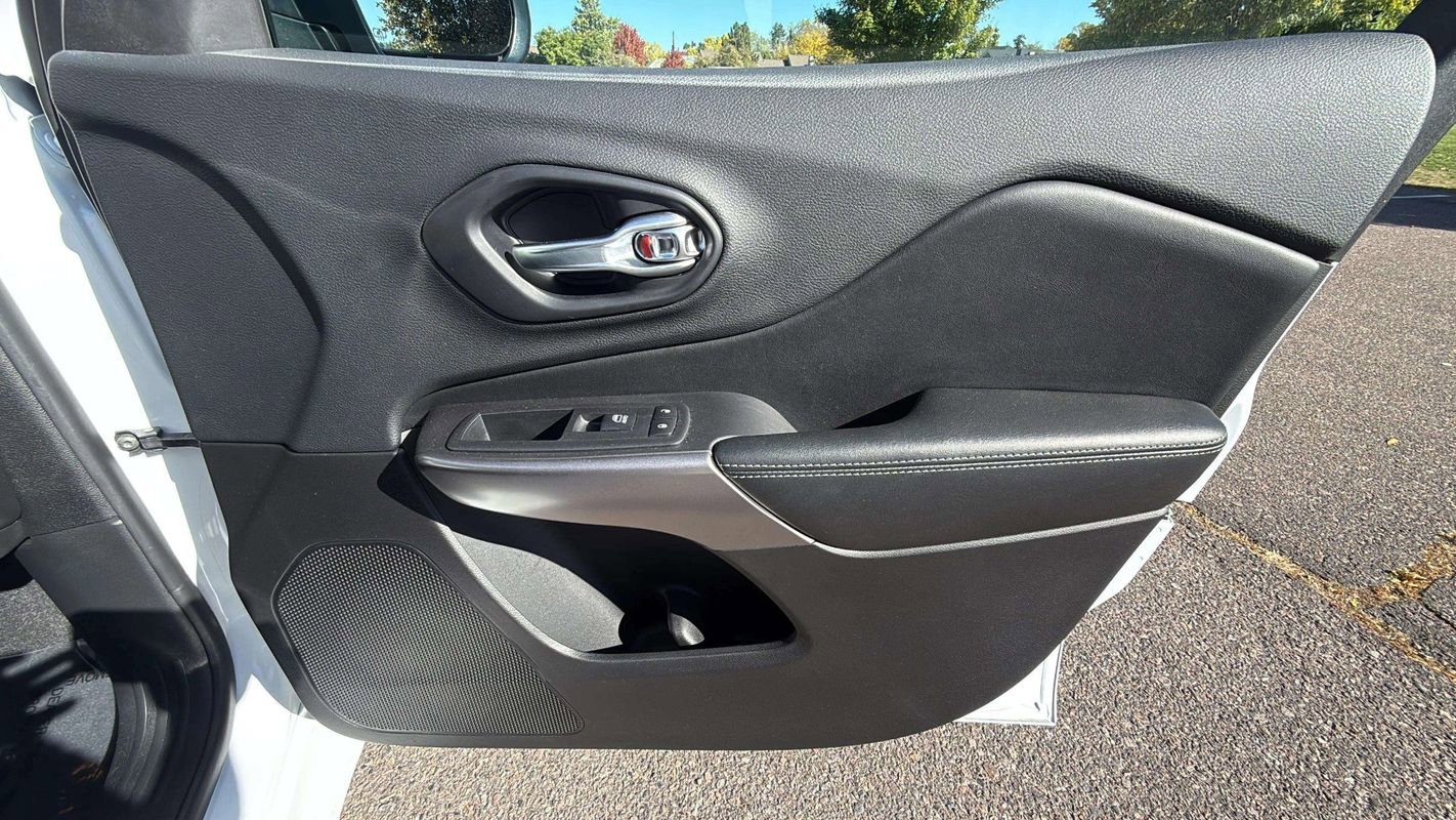 Used 2019 Jeep Cherokee Overland w/ Technology Group image 19