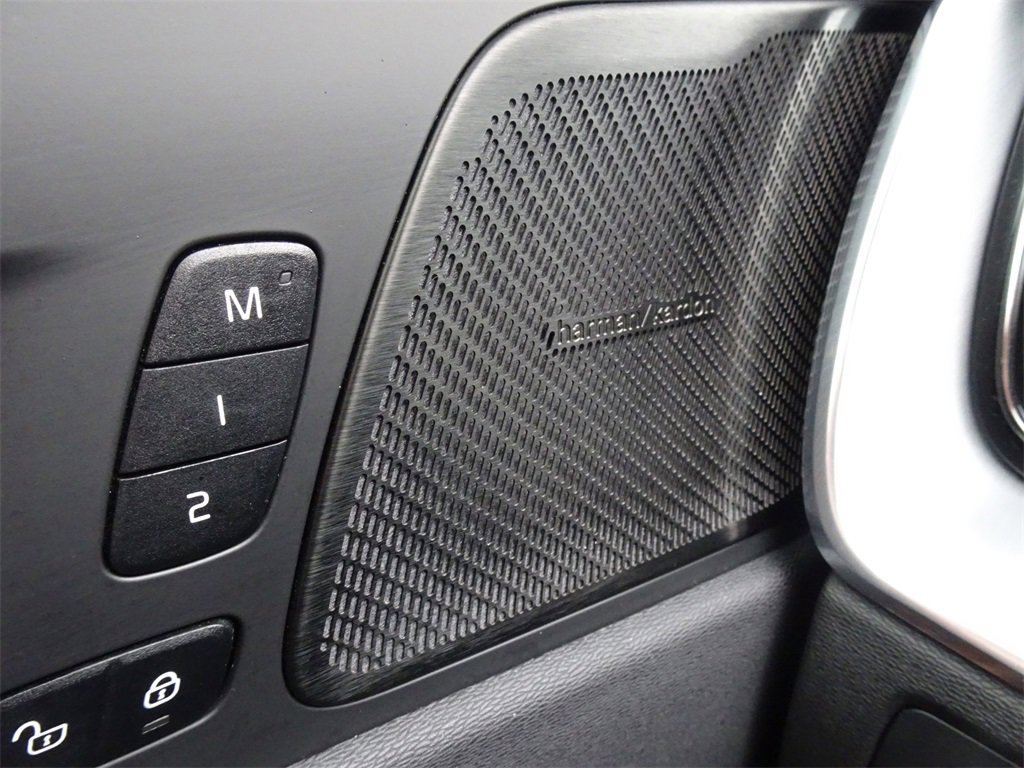 Used 2019 Volvo XC60 T5 Momentum w/ Multimedia Package image 23