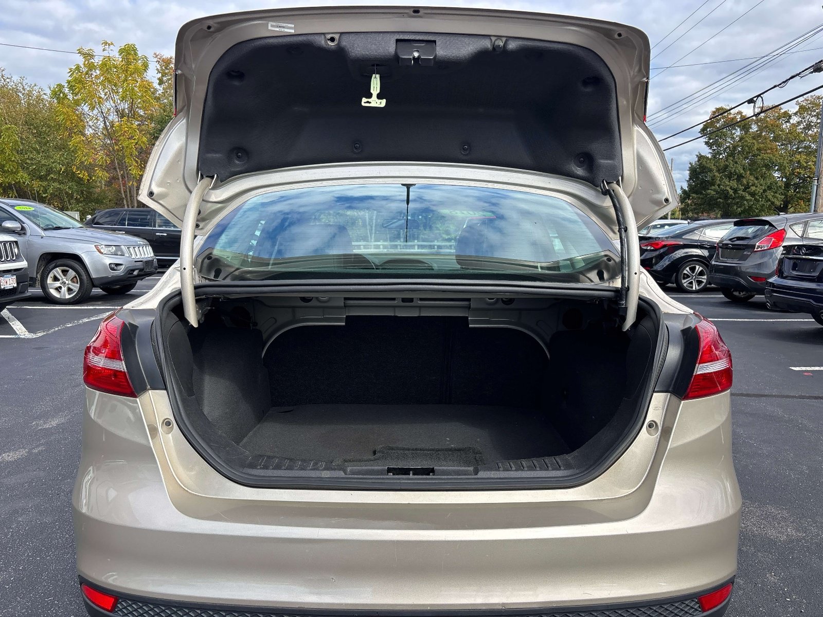 Used 2018 Ford Focus SE w/ SE Appearance Package FWD image 10