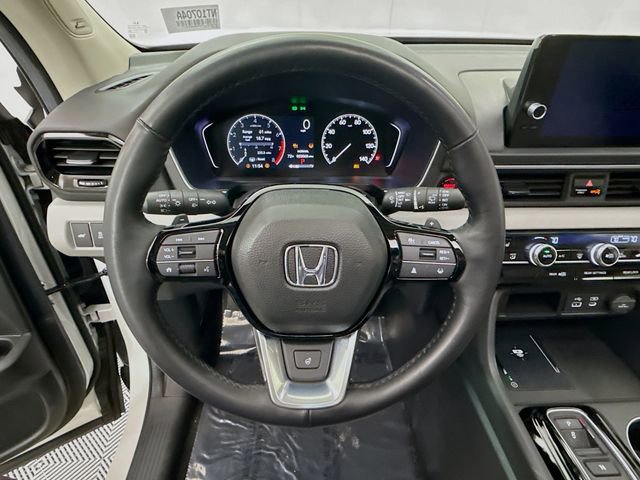 Used 2025 Honda Pilot Touring image 11