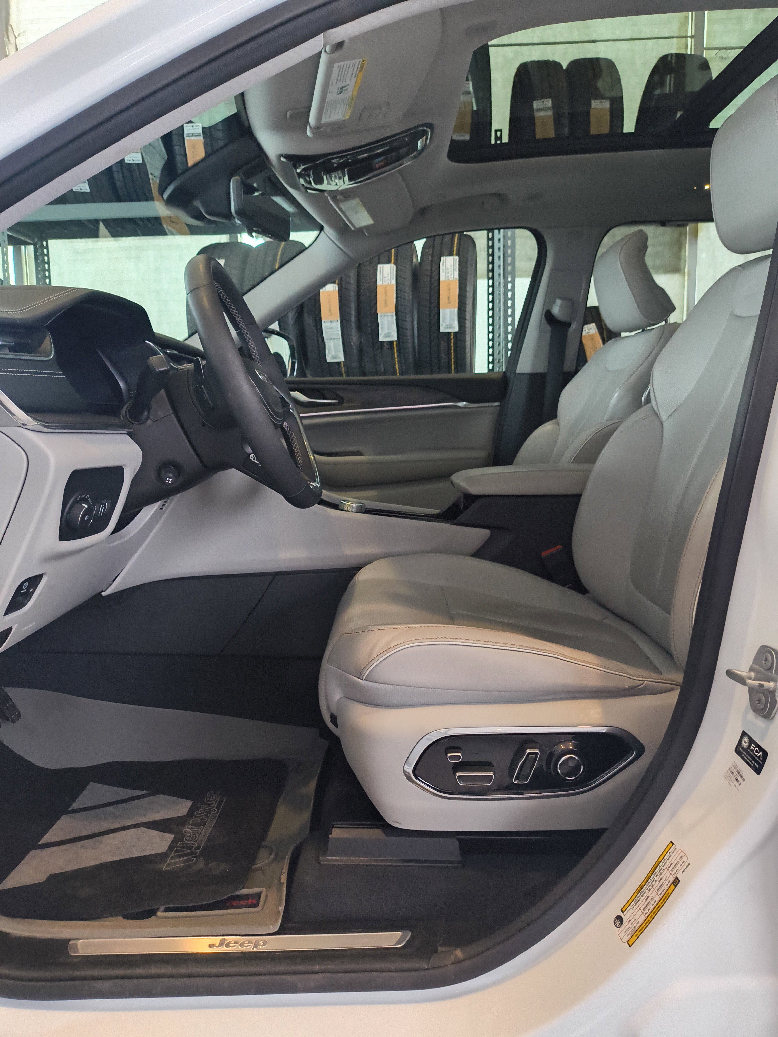 Used 2023 Jeep Grand Cherokee L Overland w/ Luxury Tech Group IV image 21