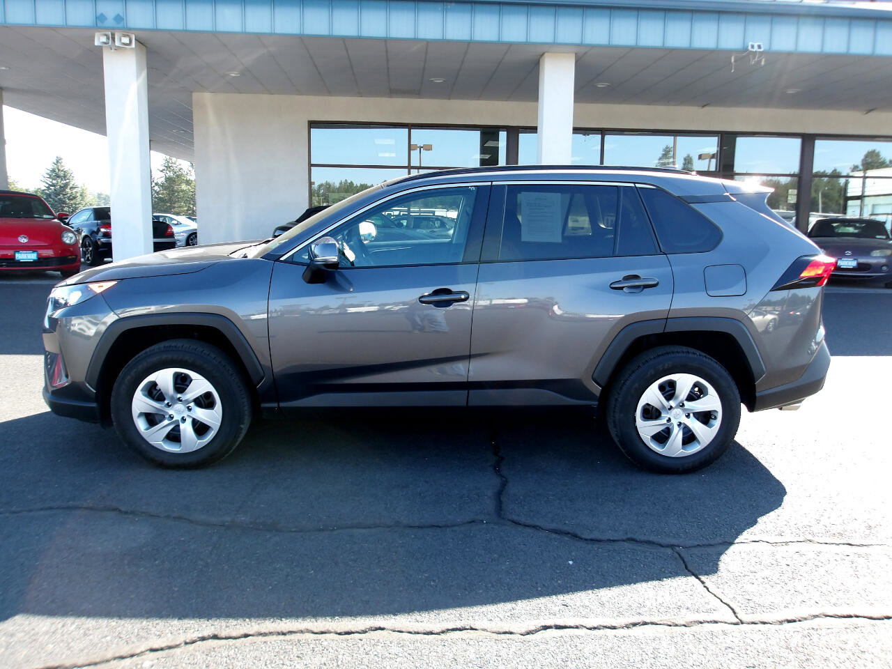 Used 2020 Toyota RAV4 LE image 2