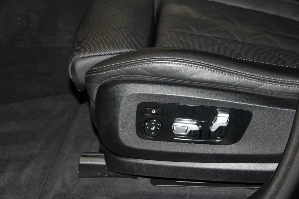 Used 2024 BMW X7 xDrive40i w/ M Sport Package image 16