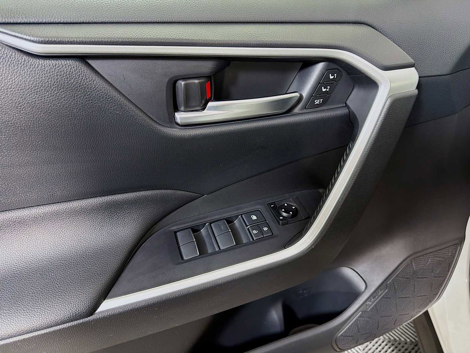 Used 2020 Toyota RAV4 XLE Premium image 15