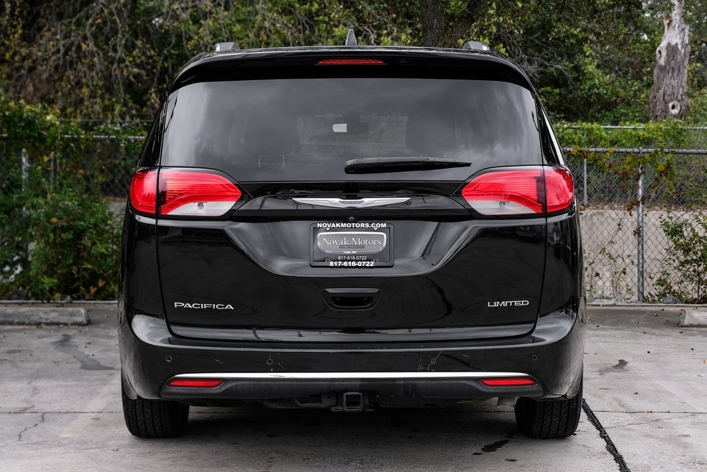 Used 2018 Chrysler Pacifica Limited image 19