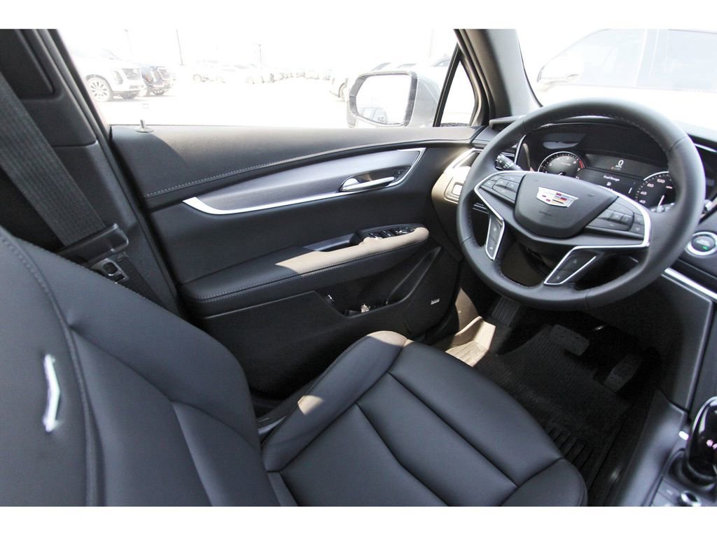 New 2025 Cadillac XT5 Luxury image 8