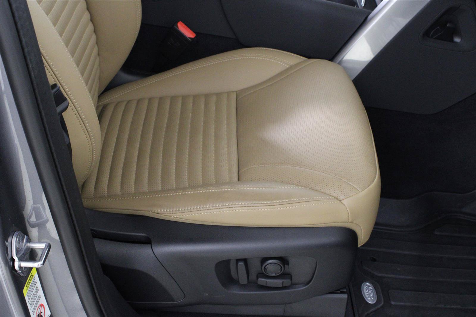 Used 2025 Land Rover Discovery Dynamic SE AWD/4WD image 16