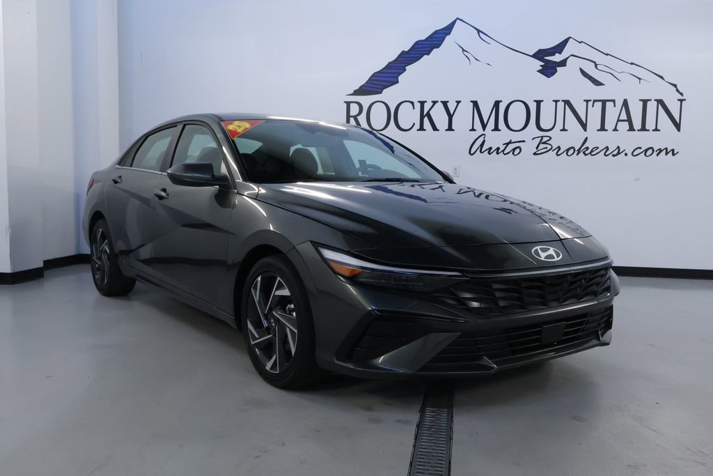 Used 2025 Hyundai Elantra SEL image 1