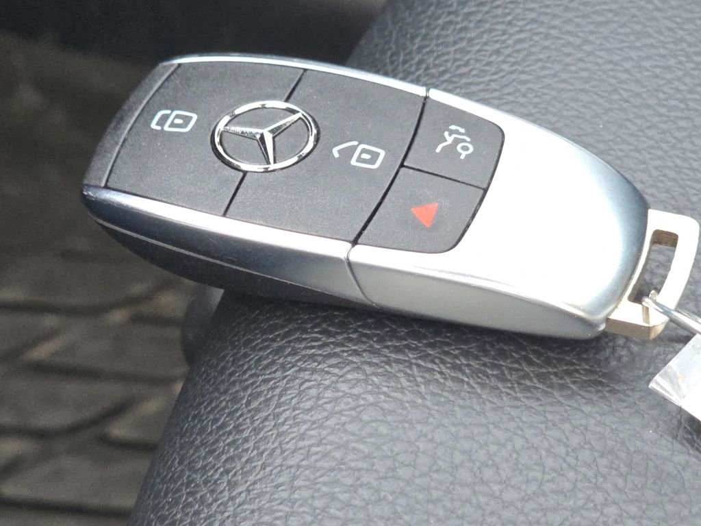 Used 2023 Mercedes-Benz GLB 250 4MATIC image 35