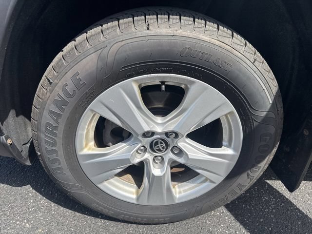 Used 2021 Toyota RAV4 XLE AWD/4WD image 25