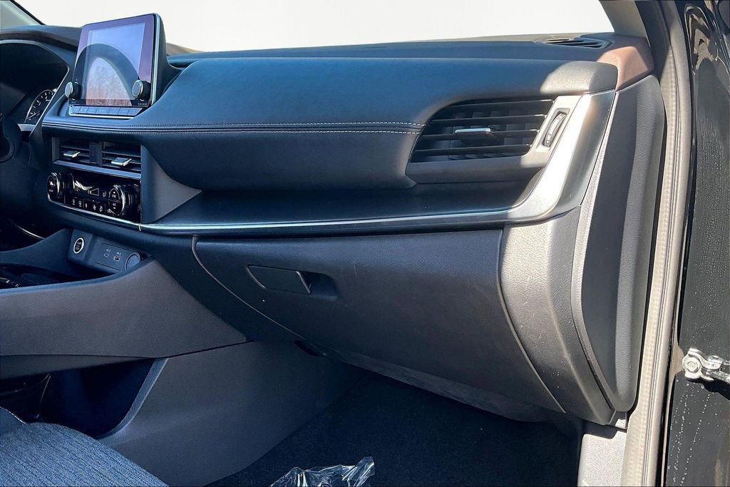 Used 2023 Nissan Rogue SV image 17