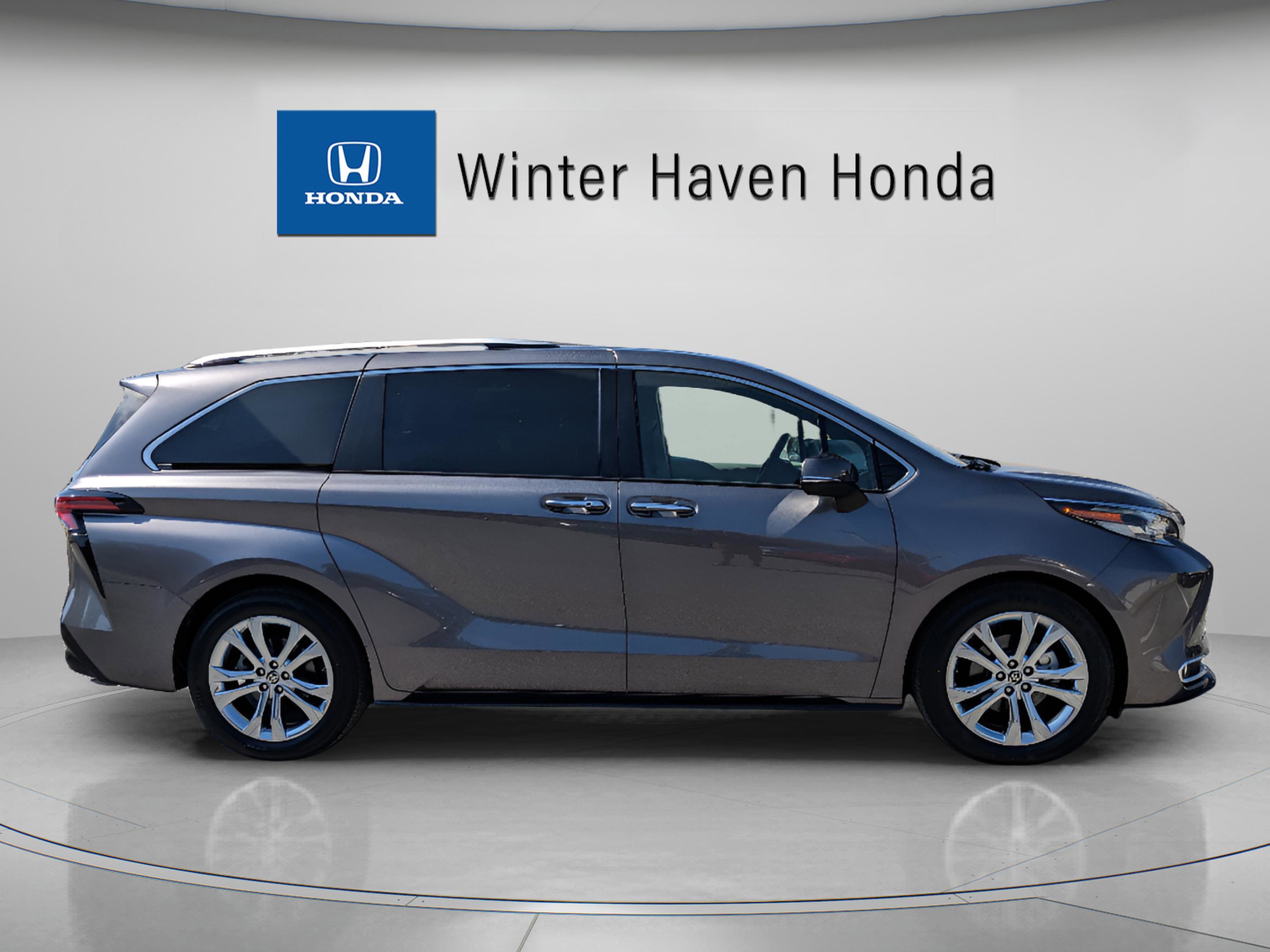 Used 2022 Toyota Sienna Platinum image 9