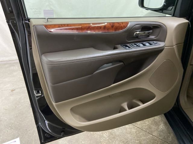 Used 2014 Chrysler Town & Country Touring FWD image 39