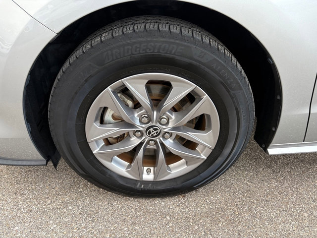 Used 2022 Toyota Sienna XLE image 40