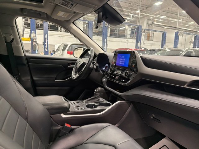 Certified 2024 Toyota Highlander AWD image 30