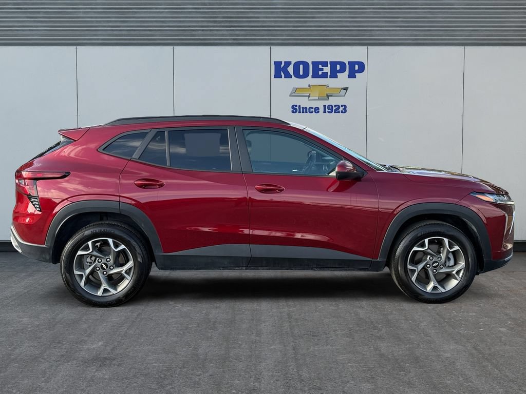 Used 2025 Chevrolet Trax LT FWD image 6
