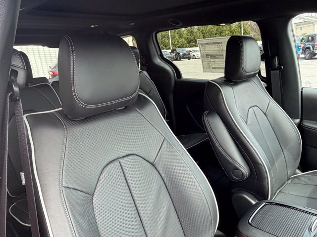 New 2026 Chrysler Pacifica Limited FWD image 32