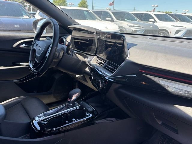 Used 2024 Chevrolet Trax RS w/ Sunroof Package FWD image 17