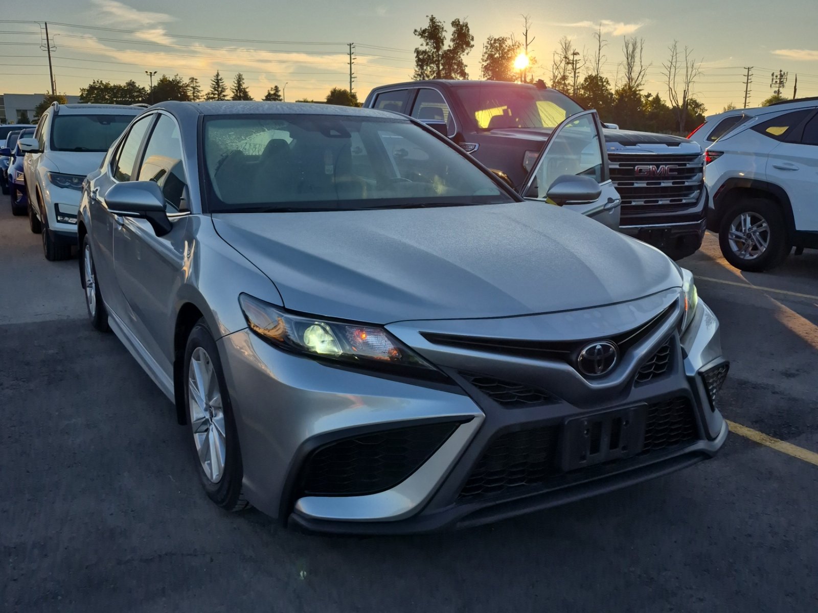Used 2023 Toyota Camry SE FWD image 5