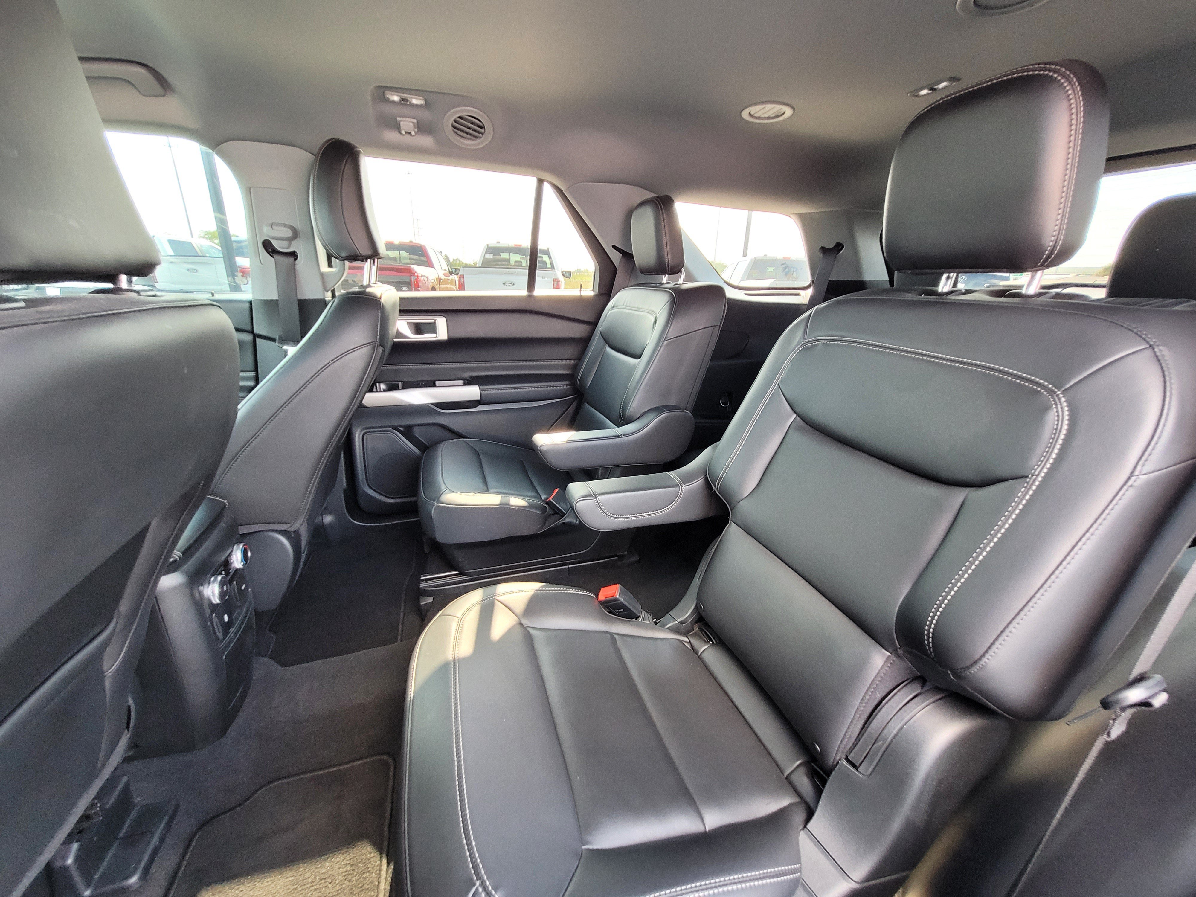 Used 2022 Ford Explorer XLT w/ Equipment Group 202A AWD/4WD image 18
