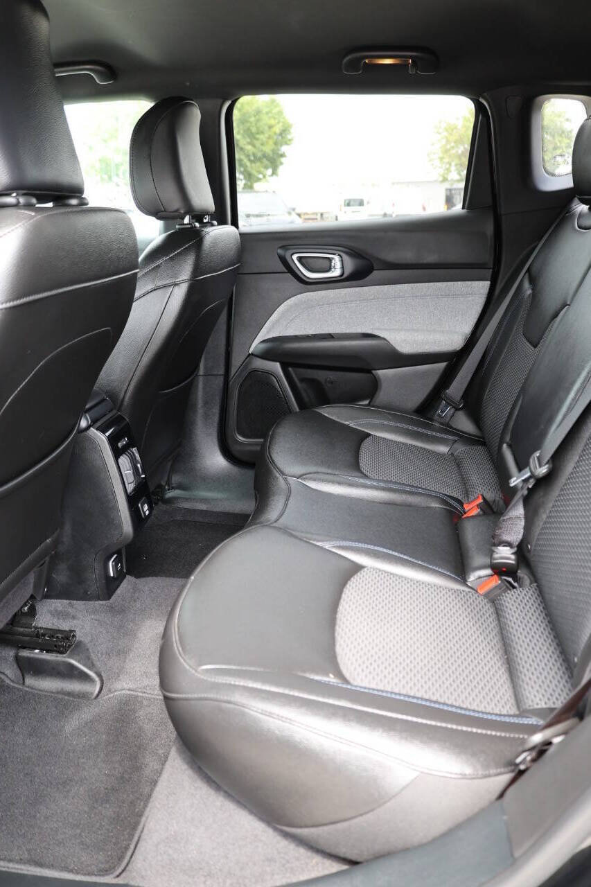 Used 2024 Jeep Compass Latitude AWD/4WD image 17