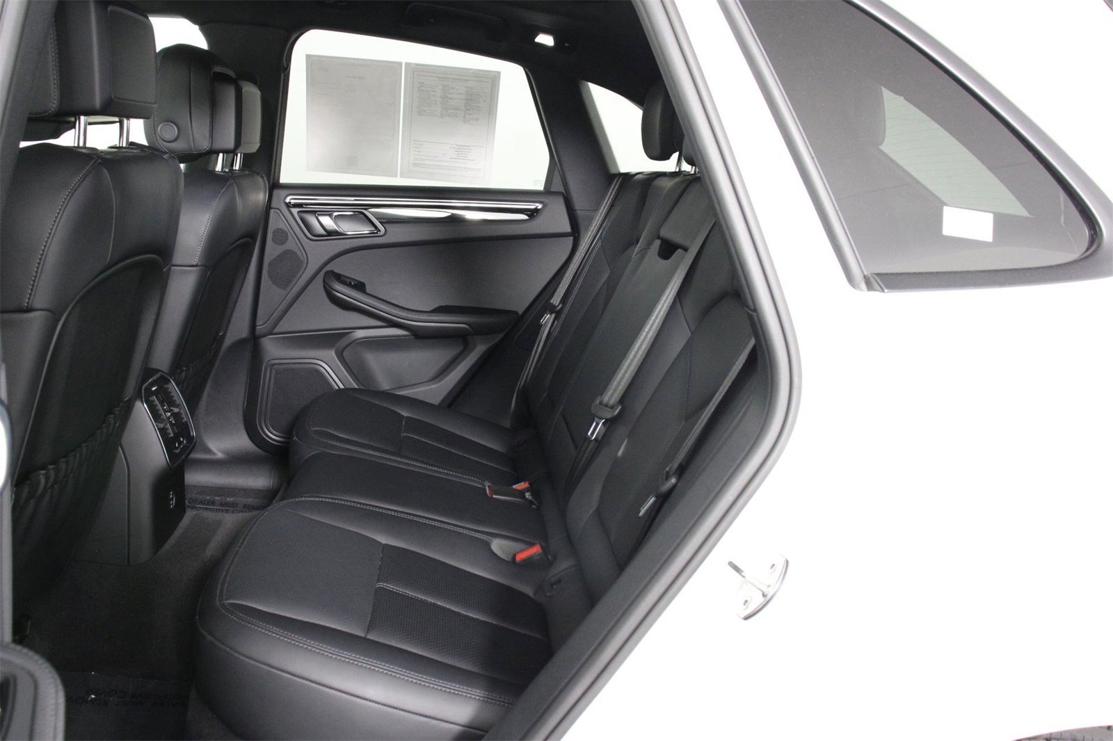 Used 2025 Porsche Macan image 33