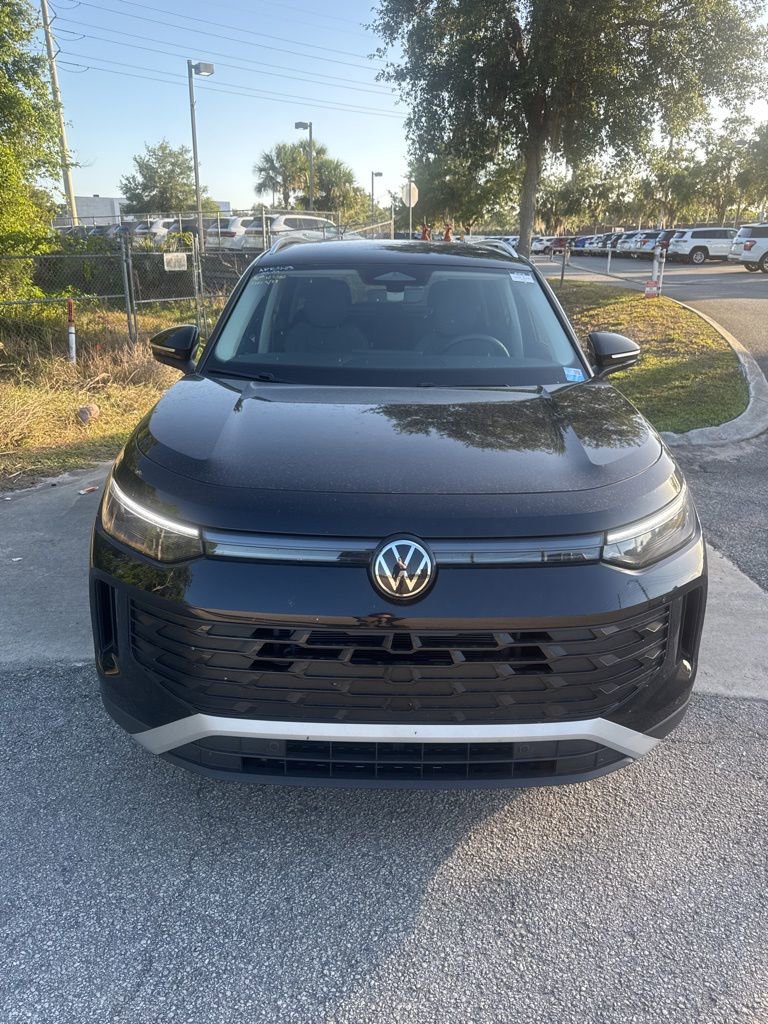 Used 2025 Volkswagen Tiguan SE FWD image 3