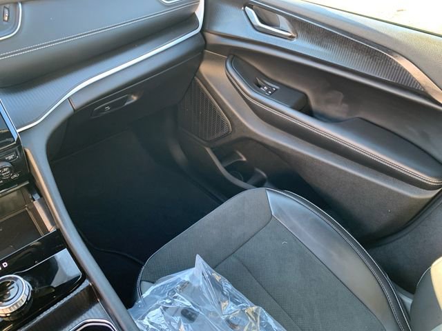 Used 2025 Jeep Grand Cherokee L Altitude image 25