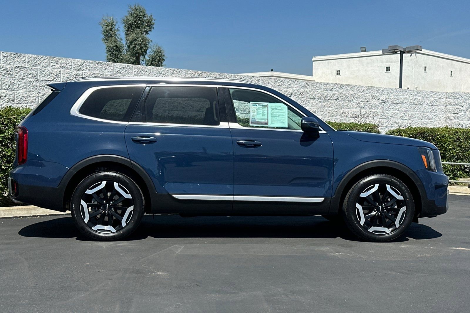 Used 2023 Kia Telluride S image 3