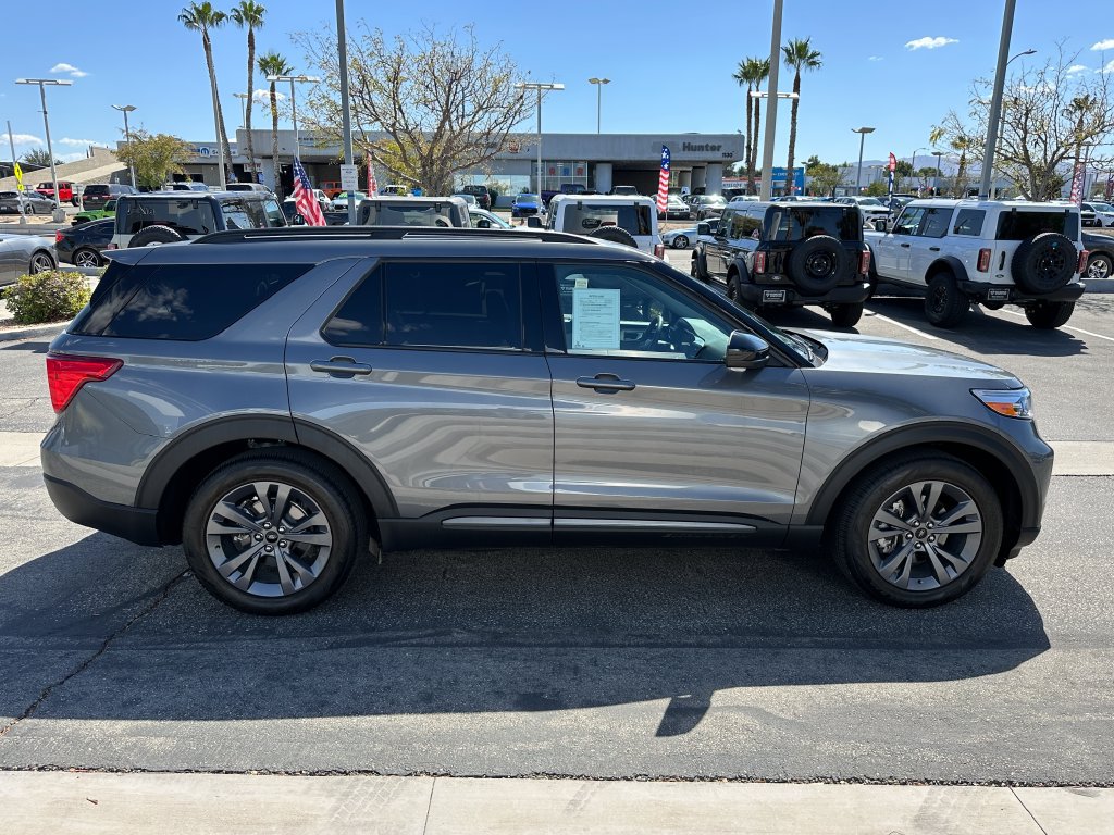 Used 2023 Ford Explorer XLT w/ Equipment Group 202A RWD image 9