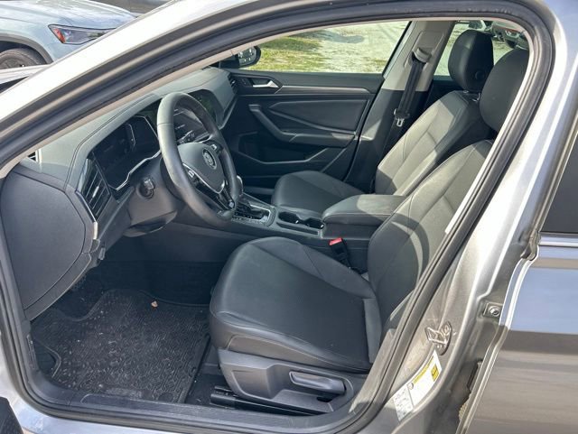 Used 2019 Volkswagen Jetta SEL w/ Cold Weather Package FWD image 5