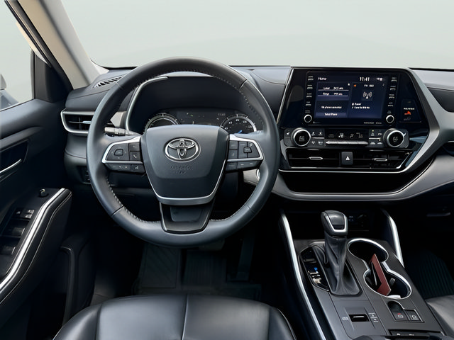 Used 2022 Toyota Highlander XLE AWD/4WD image 10