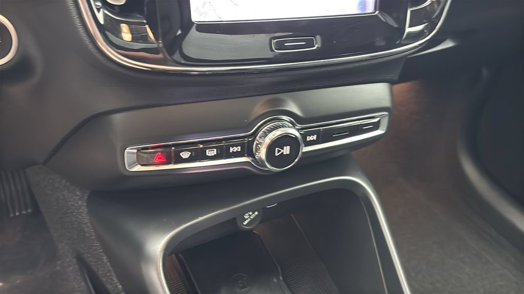 Certified 2024 Volvo XC40 B5 Plus w/ Protection Package Premier AWD/4WD image 24