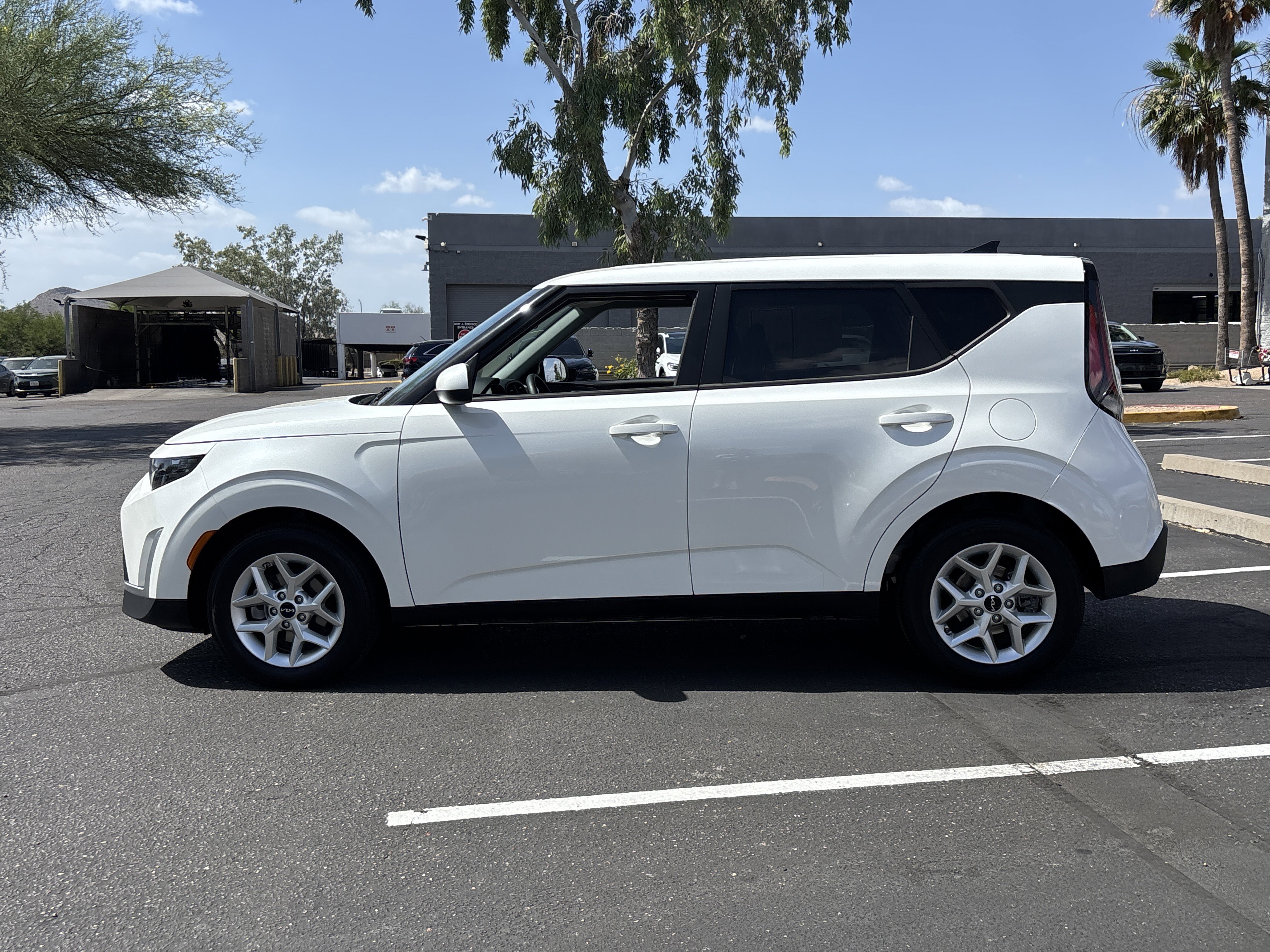 Certified 2025 Kia Soul LX w/ LX Technology Package FWD image 5