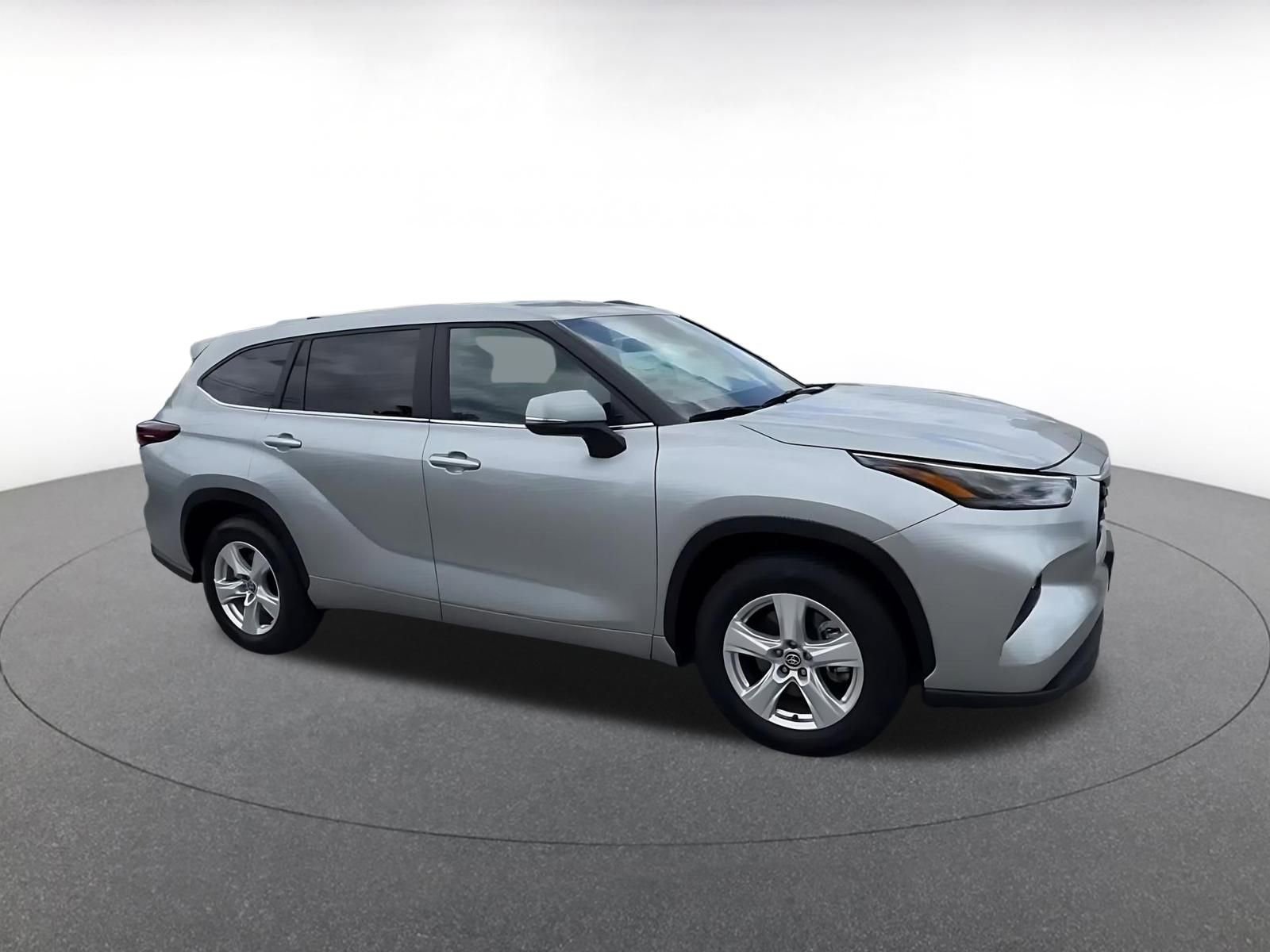 Used 2025 Toyota Highlander LE FWD video 2