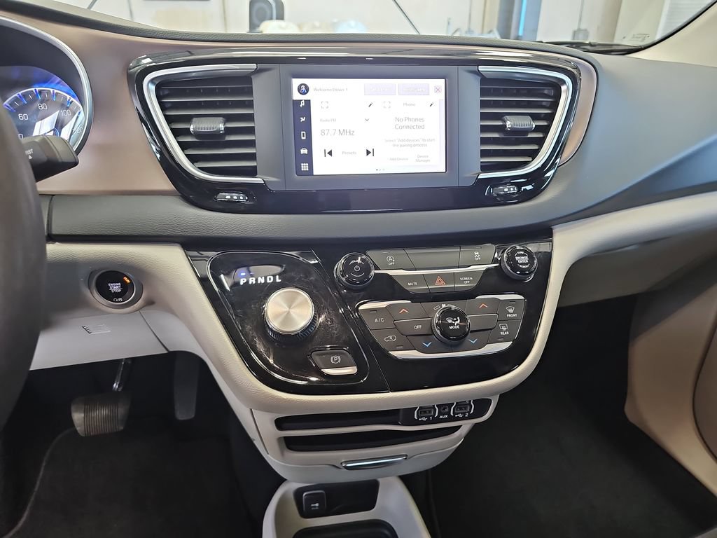 Used 2023 Chrysler Voyager LX FWD image 17