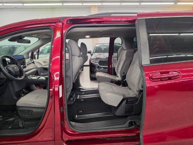 Used 2022 Toyota Sienna LE FWD image 9