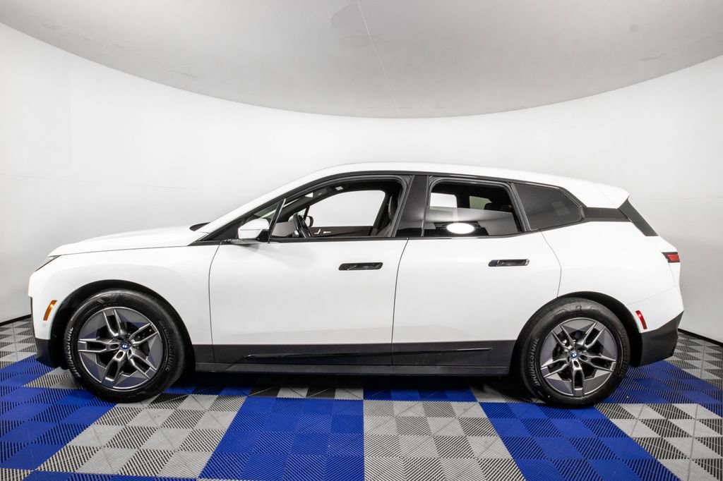 Used 2022 BMW iX xDrive50 w/ Premium Package image 7